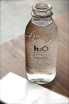Wasser aus dem Wasserfilter kannst du in einer Glasflasche transportieren.