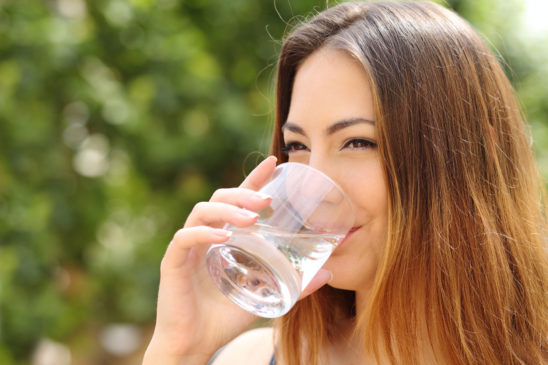 Fasten Ratgeber: Frau trinkt Wasser.
