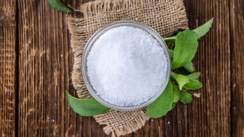 Mit Stevia kannst du Speisen und Getränke süßen, ohne dafür ungesunden Zucker oder gesundheitsschädliche Süßstoffe zu benutzen.