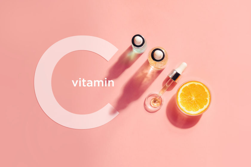 Vitamin C ist nicht nur gut für das Immunsystem, sondern auch für die Haut. Das Kollagengerüst der Haut wird damit aktiv geschützt.