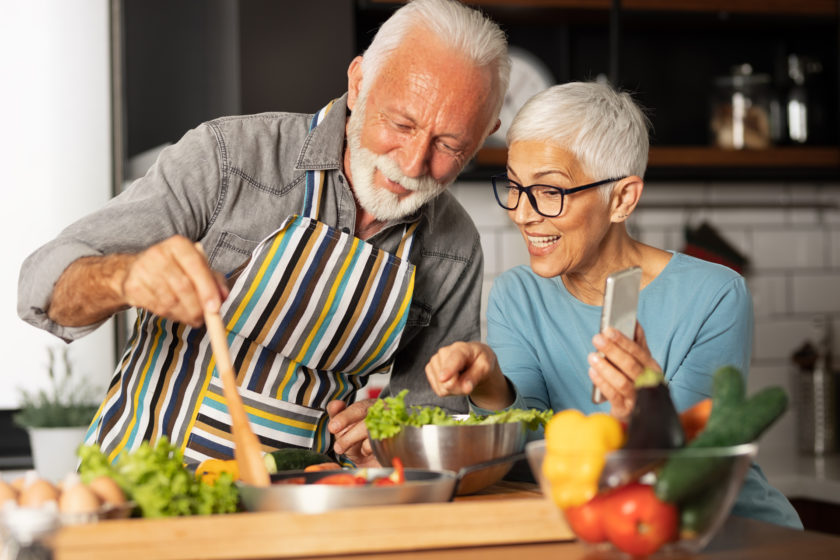 Ein älteres Ehepaar beim intuitiven Kochen und Essen.